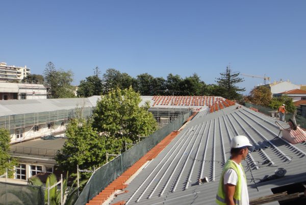 Nova cobrtura - Escola Tomás Cabreira